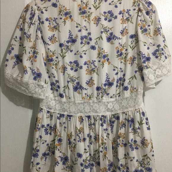 In Loom Floral Flowy Lace Top - Picture 6 of 6